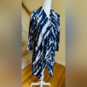 Cubism blue and cream tie-dye print, lightweight wrap sweater. Size large.